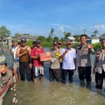 Kapolsek Tarumajaya Berikan Bantuan Sosial kepada Warga Terdampak Banjir